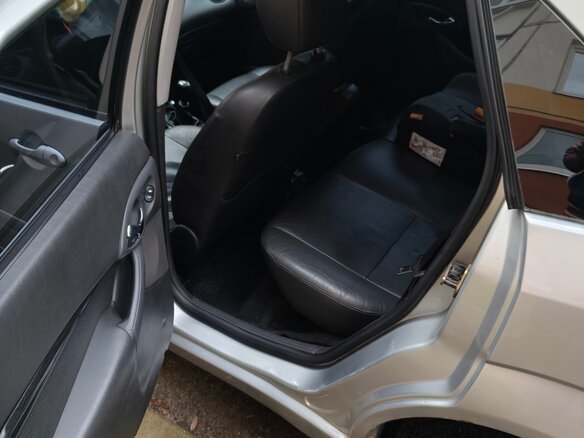 2004 Ford Focus I Рестайлинг, серебристый, 230000 рублей - вид 2