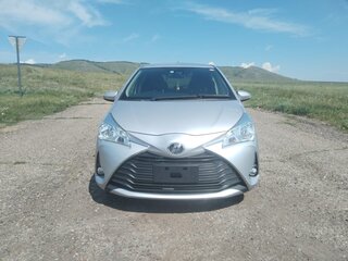 2018 Toyota Vitz III (XP130) Рестайлинг 2, серебристый, 1130000 рублей, вид 1