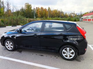 2013 Hyundai Solaris I, чёрный, 700000 рублей, вид 4