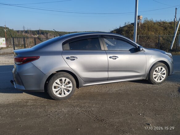 2020 Kia Rio IV, серый, 1500000 рублей - вид 2