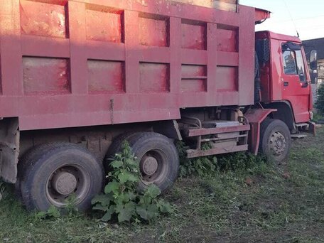 2006 Sinotruk Howo ZZ3327, красный, 850000 рублей, вид 1