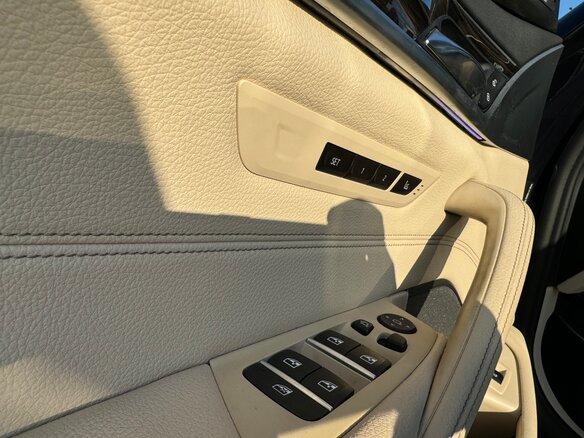 2020 BMW 5 серии 530d xDrive VII (G30/G31/G38), синий, 3100000 рублей - вид 12