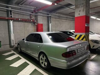 2001 Mercedes-Benz E-Класс 220 II (W210, S210) Рестайлинг, серебристый, 285000 рублей, вид 1