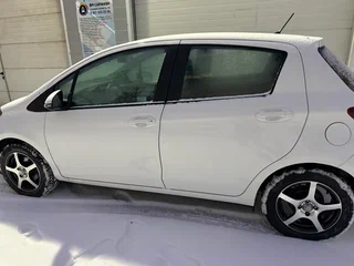 2017 Toyota Yaris III Рестайлинг 2, белый, 950000 рублей, вид 4
