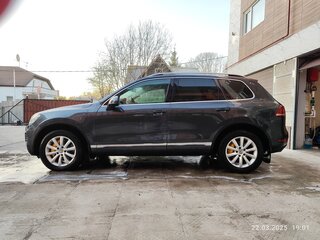 2012 Volkswagen Touareg II, серый, 1700000 рублей, вид 2