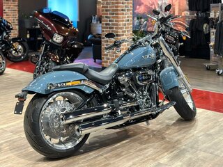 2023 Harley-Davidson Fat Boy, серебристый, 3800000 рублей, вид 3