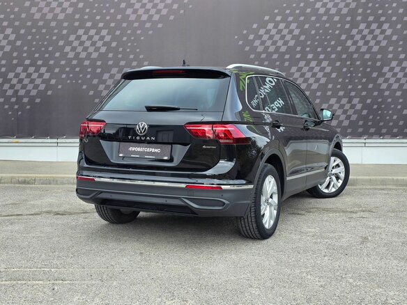 2021 Volkswagen Tiguan II Рестайлинг, чёрный, 3099000 рублей - вид 1
