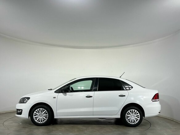 2015 Volkswagen Polo V Рестайлинг, белый, 940000 рублей - вид 1