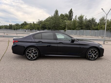 2021 BMW 5 серии 530i VII (G30/G31/G38) Рестайлинг, синий, 4850000 рублей, вид 3