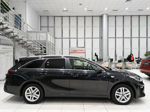 2021 Kia Ceed III Рестайлинг, чёрный, 1850000 рублей - вид 3
