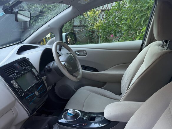 2012 Nissan Leaf (EM61) I (ZE0/AZE0), белый, 950000 рублей - вид 8