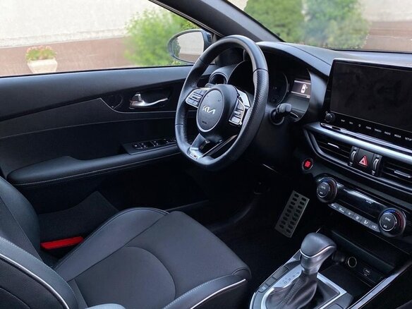 2022 Kia Forte III Рестайлинг, серый, 1890000 рублей - вид 3