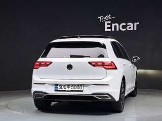 2023 Volkswagen Golf VIII, белый, 2340000 рублей, вид 3