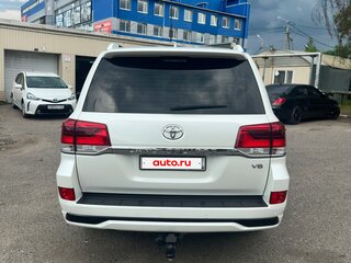 2017 Toyota Land Cruiser 200 Series Рестайлинг 2, белый, 5400000 рублей, вид 5