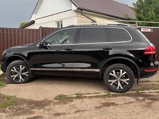2011 Volkswagen Touareg II, чёрный, 2100000 рублей, вид 2