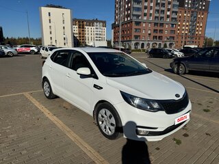 2016 Kia Rio III Рестайлинг, белый, 1150000 рублей, вид 3