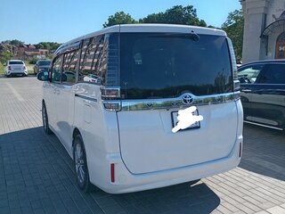 2018 Toyota Voxy III (R80) Рестайлинг, белый, 2350000 рублей, вид 4