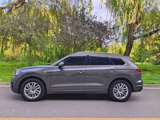 2022 Volkswagen Touareg III, серый, 5600000 рублей, вид 3