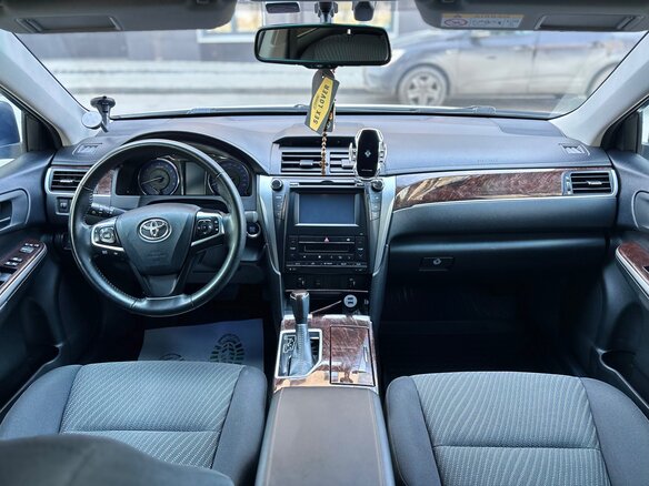 2017 Toyota Camry VII (XV50) Рестайлинг, белый, 2050000 рублей - вид 13