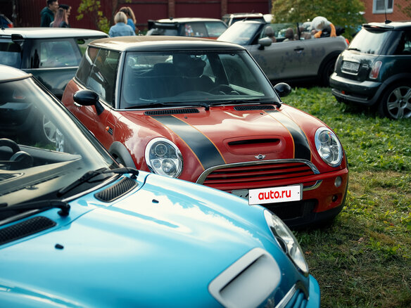 2003 Mini Hatch Cooper I (R50), красный, 700000 рублей - вид 1