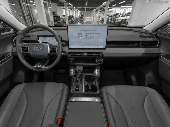 2026 Toyota RAV4 VI (XA60), чёрный - вид 7