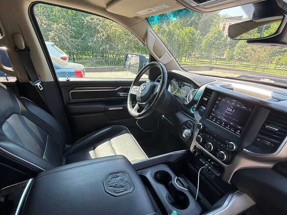 2019 Ram 1500 Crew Cab V, серый, 5700000 рублей - вид 5