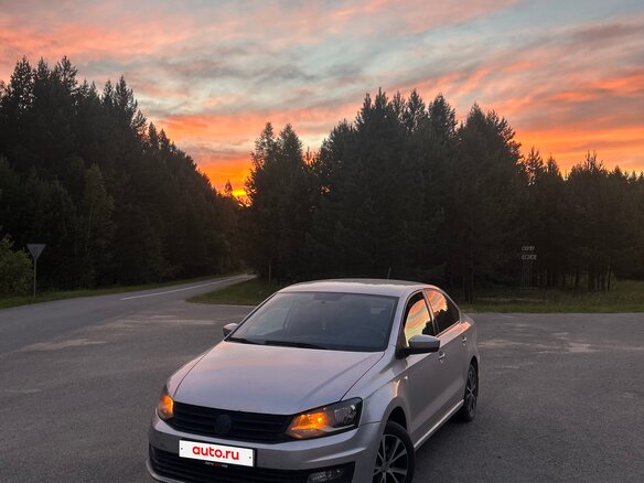2015 Volkswagen Polo V Рестайлинг, серебристый, 900000 рублей - вид 1