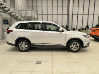 2017 Mitsubishi Outlander III Рестайлинг 2, белый, 2099000 рублей, вид 4