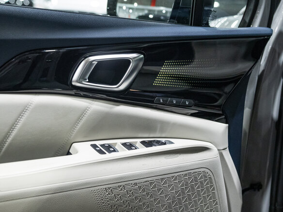 2026 Kia Carnival IV Рестайлинг, серый, 7250000 рублей - вид 25