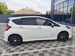 2018 Nissan Note e-Power II Рестайлинг, белый, 1450000 рублей, вид 2