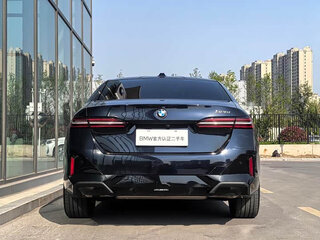 2025 BMW 5 серии 525i VIII (G60/G61/G68), чёрный, 5489570 рублей, вид 4