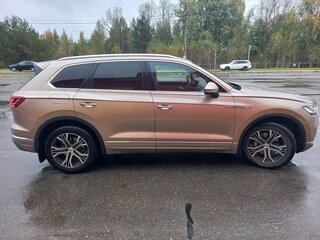 2019 Volkswagen Touareg III, бежевый, 4100000 рублей, вид 4