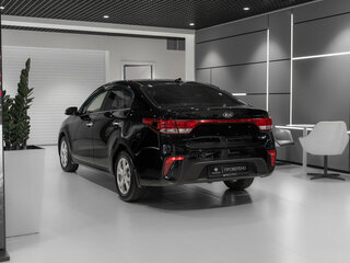 2017 Kia Rio IV, чёрный, 975000 рублей, вид 4