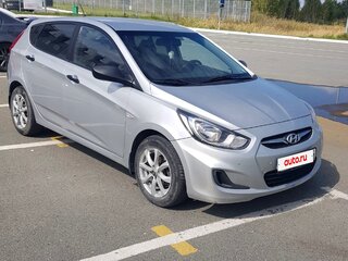 2014 Hyundai Solaris I Рестайлинг, серебристый, 930000 рублей, вид 2