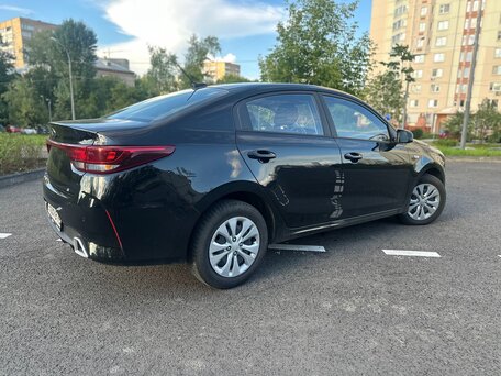 2020 Kia Rio IV Рестайлинг, чёрный, 1570000 рублей, вид 3