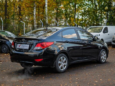 2013 Hyundai Solaris I, чёрный, 635000 рублей, вид 2