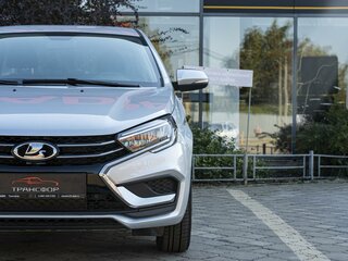 2026 Lada (ВАЗ) Vesta I Рестайлинг (NG), серебристый, 1705000 рублей, вид 3