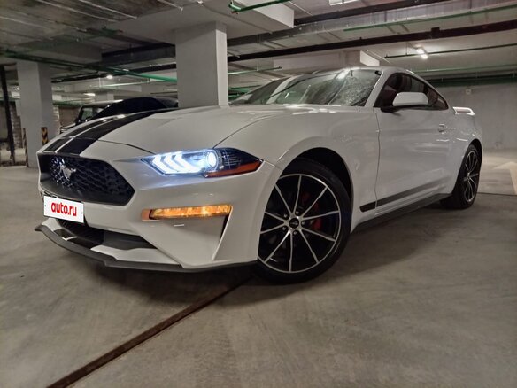 2022 Ford Mustang VI Рестайлинг, белый, 3795000 рублей - вид 3