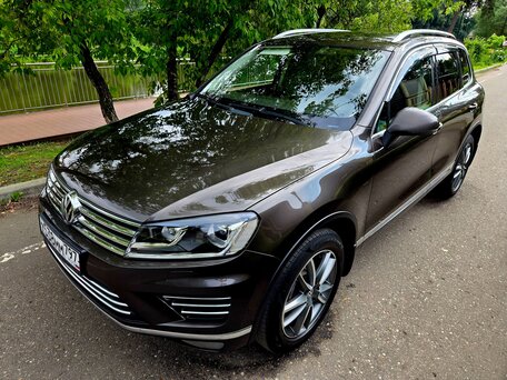 2016 Volkswagen Touareg II Рестайлинг, коричневый, 2400000 рублей, вид 3