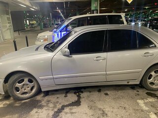 2000 Mercedes-Benz E-Класс 240 II (W210, S210) Рестайлинг, серебристый, 370000 рублей, вид 4