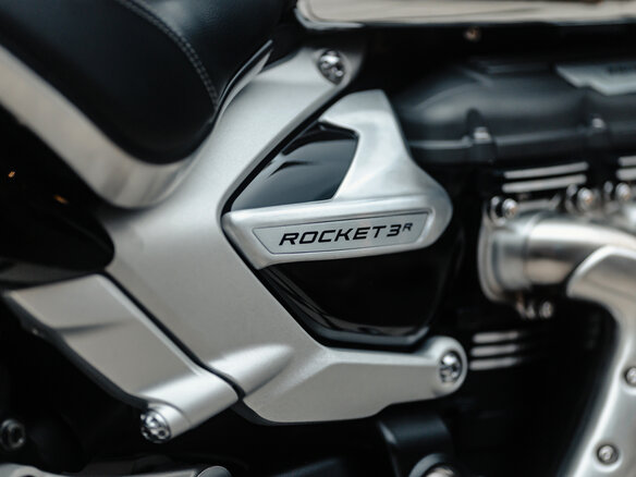 2023 Triumph Rocket 3, серебристый, 2490000 рублей - вид 18