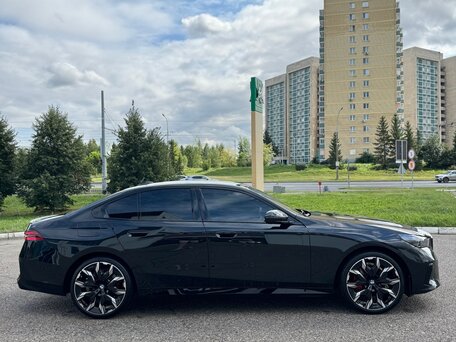 2026 BMW 5 серии 530i xDrive VIII (G60/G61/G68), чёрный, 9990000 рублей, вид 4