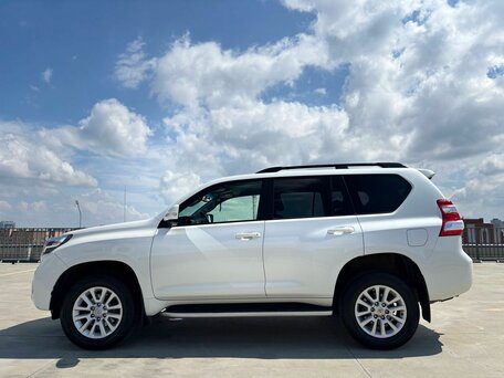 2017 Toyota Land Cruiser Prado 150 Series Рестайлинг 2, белый, 3938880 рублей, вид 2