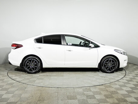 2018 Kia Cerato III Рестайлинг (Classic), белый, 1669700 рублей, вид 4