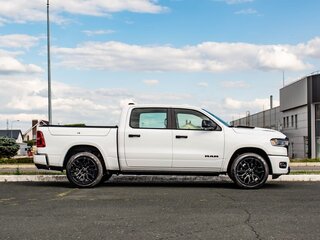 2024 Ram 1500 Crew Cab V Рестайлинг, белый, 9100000 рублей, вид 3