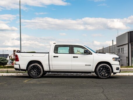 2024 Ram 1500 Crew Cab V Рестайлинг, белый, 9130000 рублей, вид 3