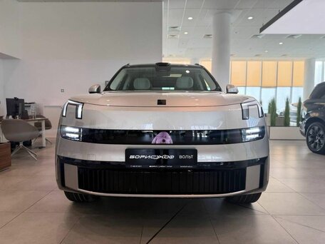 Lynk & Co 900