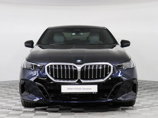 2026 BMW 5 серии 530i xDrive VIII (G60/G61/G68), синий, 9750000 рублей, вид 1