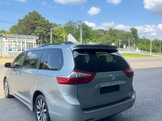 2017 Toyota Sienna III Рестайлинг 2, серебристый, 3150000 рублей, вид 5
