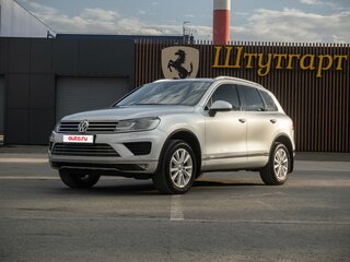 2015 Volkswagen Touareg II Рестайлинг, серебристый, 3400000 рублей, вид 1